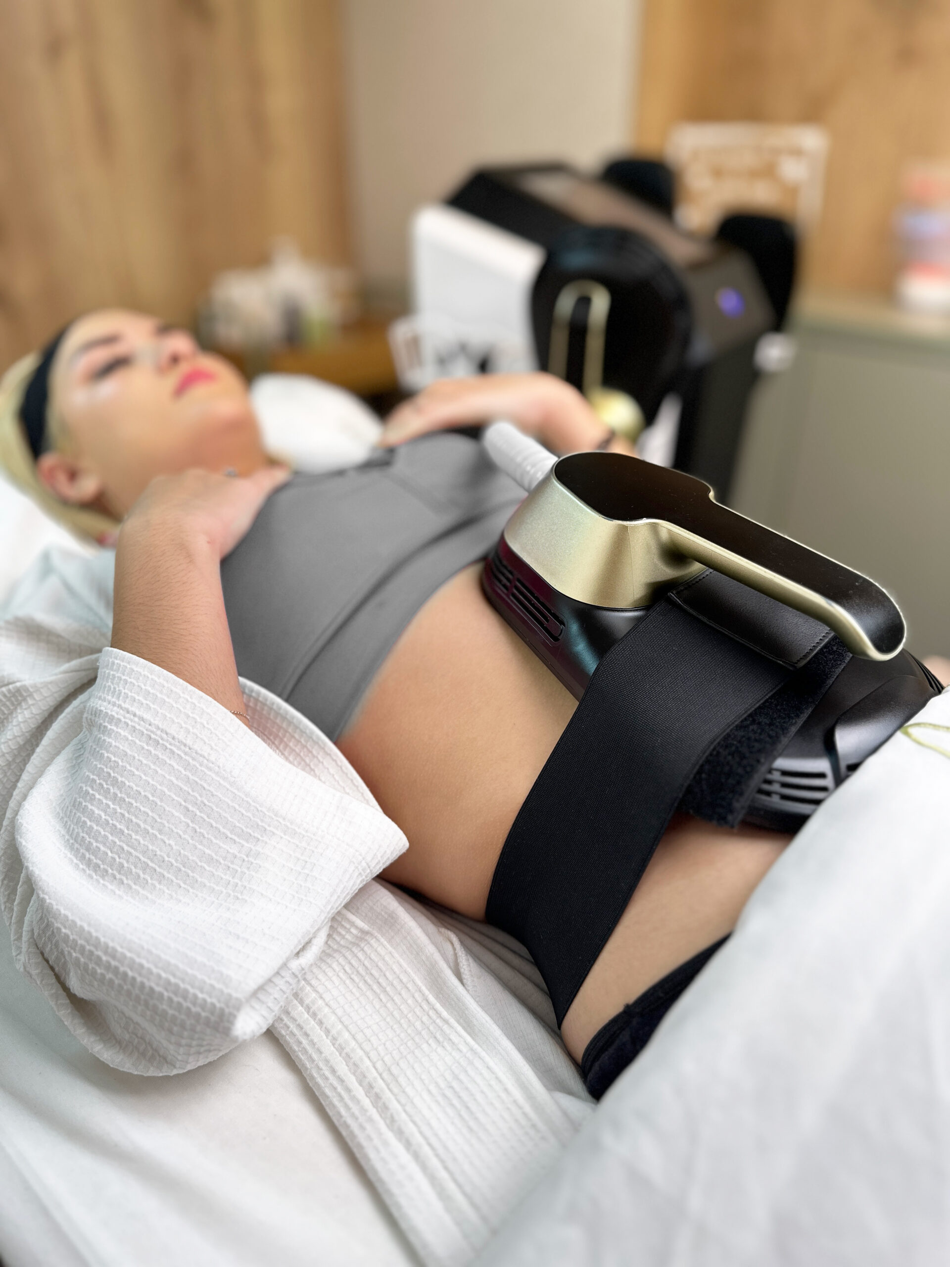 TONIFICACIÓN MUSCULAR CON EMS ZEROR  10 mil contracciones por sesión para reducir grasa y tonificar.  Agenda aquí