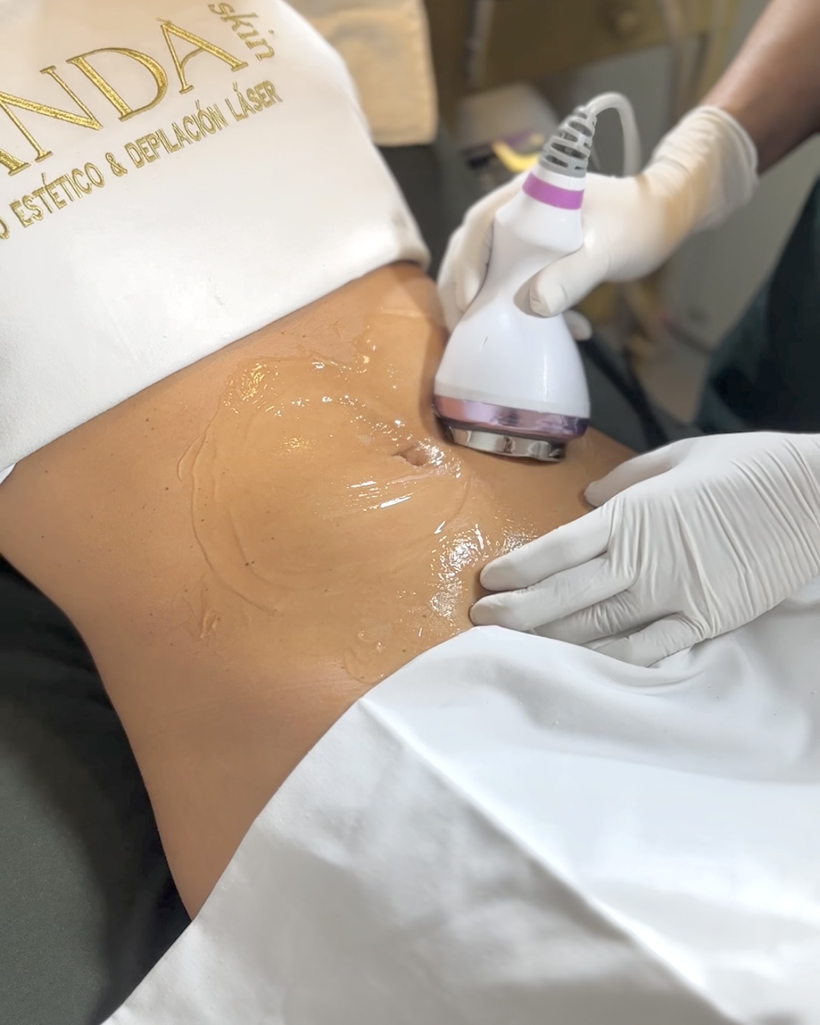 ULTRACAVITADOR  Aparato que usa ultrasonidos de baja frecuencia para romper la grasa.  Agenda aquí