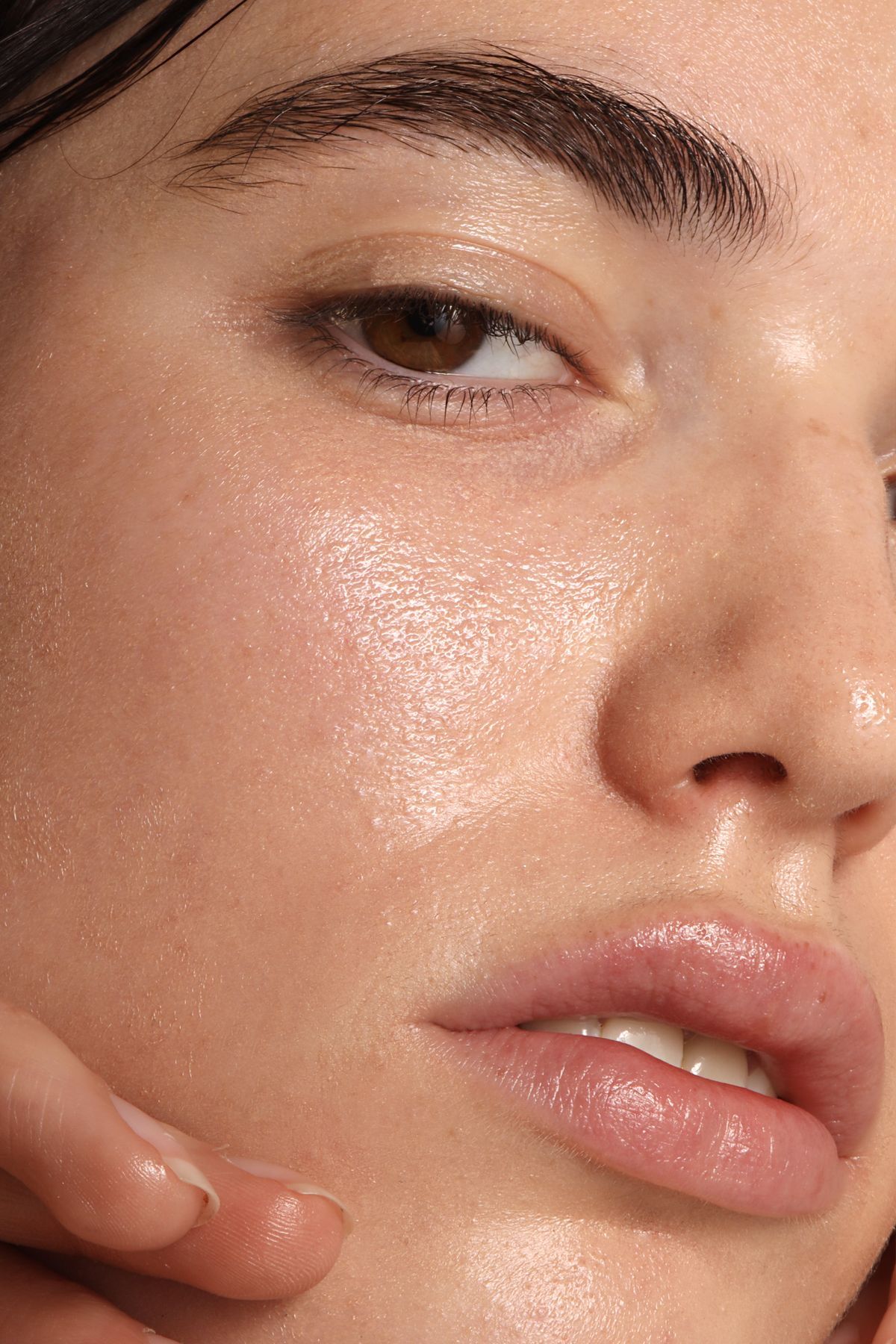 DESPIGMENTACIÓN DE OJERAS  Tratamiento para aclarar las ojeras oscuras (hiperpigmentación).  Agenda aquí