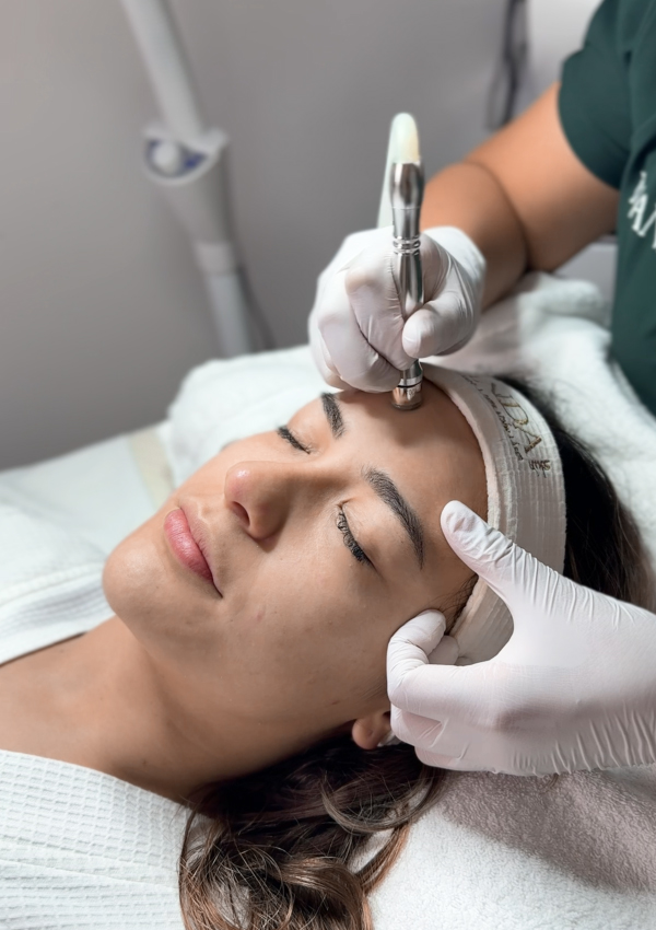 RENOVACIÓN FACIAL INTENSIVA   Limpieza personalizada con hidratación  Agenda aquí